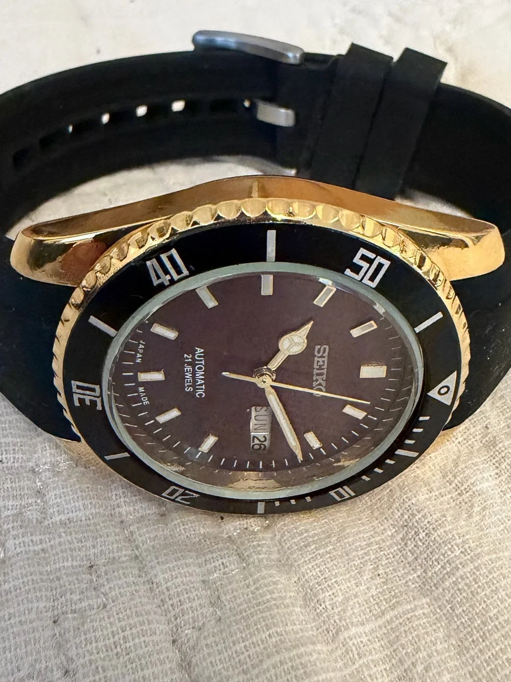 Seiko Gold Case Watch with Black Bezel and Strap - Picture 4 of 4
